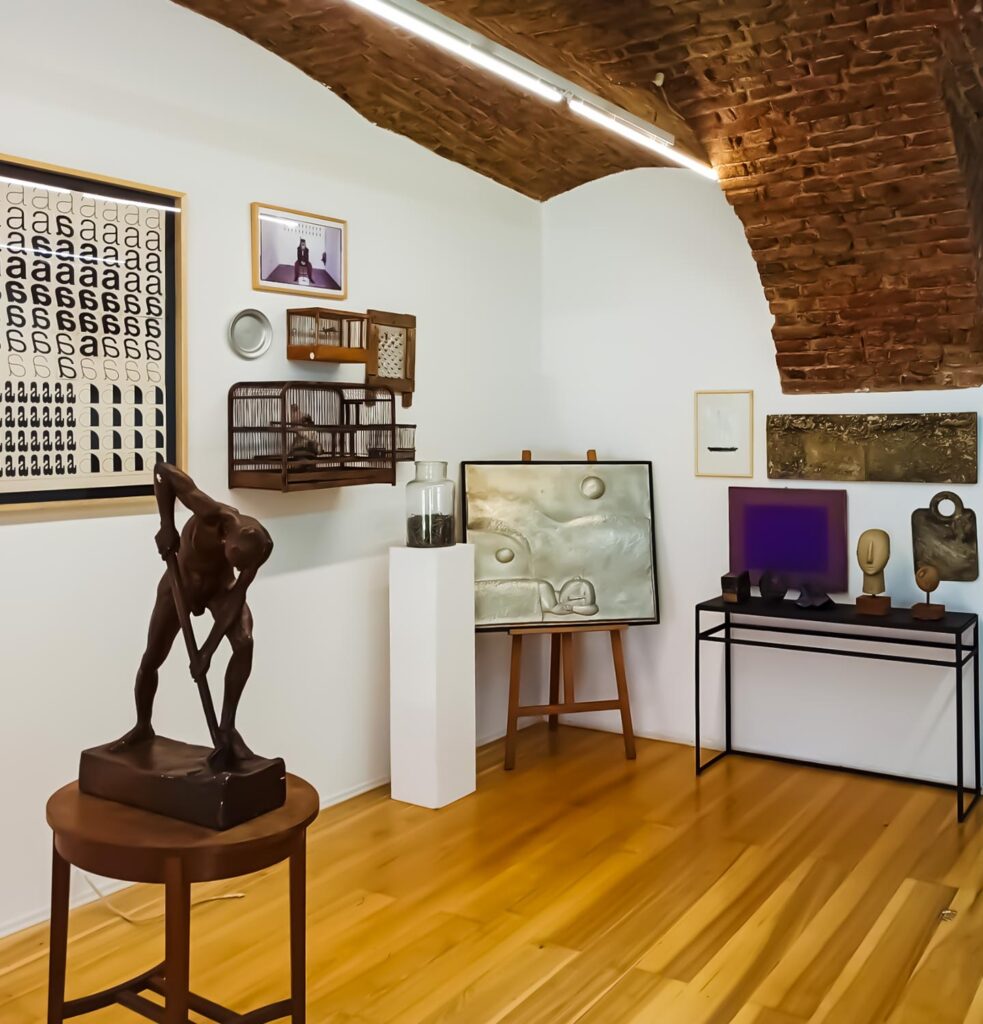 Crveni peristil Antikvarijat | Crveni Peristil